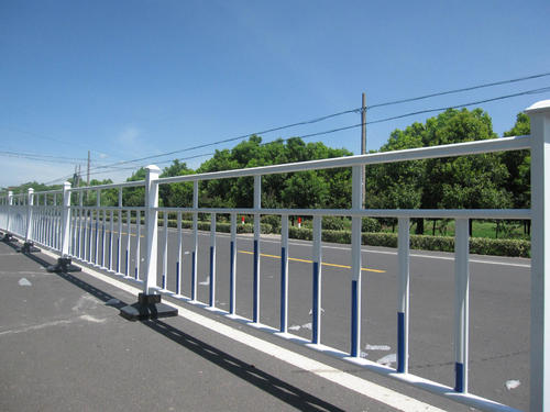夏季安裝道路護(hù)欄有什么注意問題?